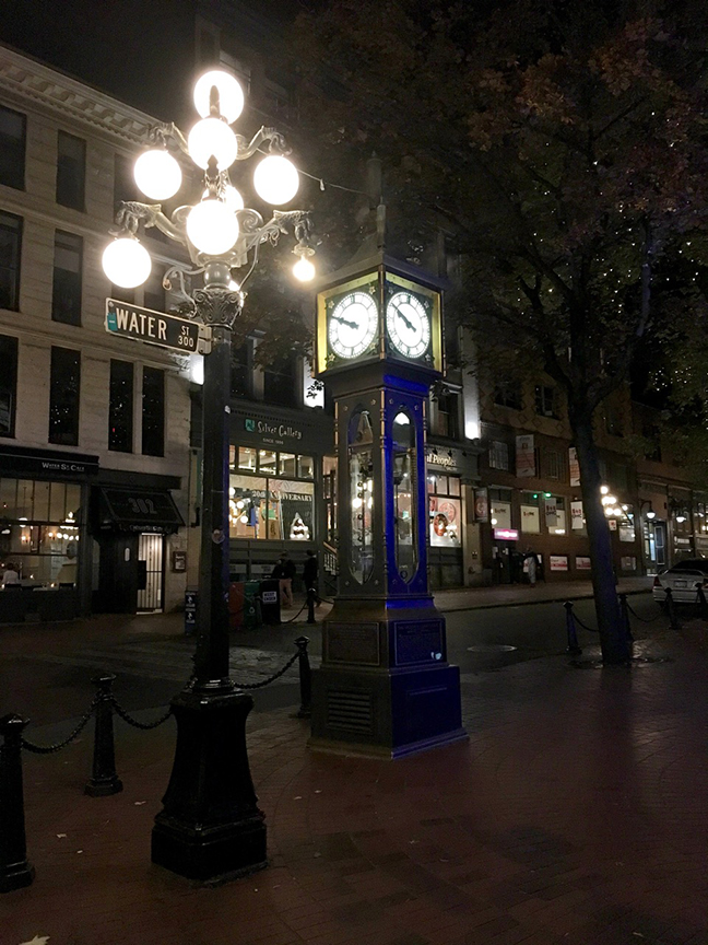 I love this clock and streetlight combo