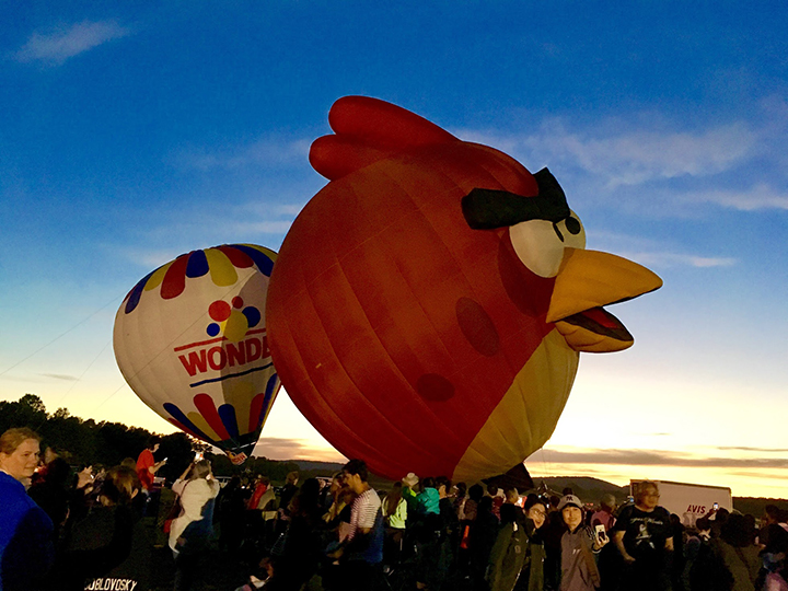 Angry Bird balloon overshadowing the Wonder Bread balloon